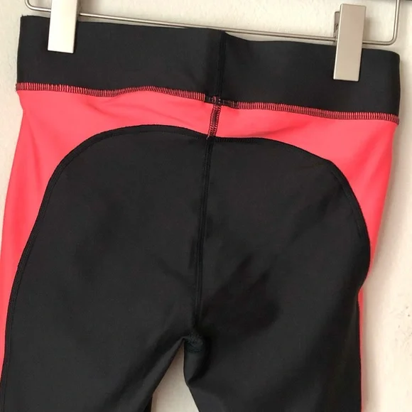CLOSEOUT \Under Armour\• Compression Crop Leggings - Picture 13 of 16
